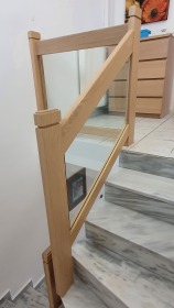 Κάγκελα σε μαρμάρινη σκάλα