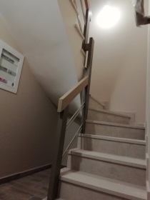 Κάγκελα σε μαρμάρινη σκάλα